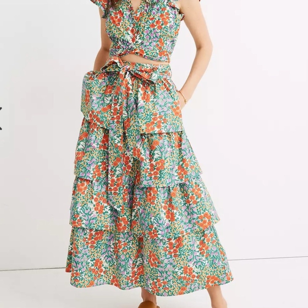 Banjanan Florence Tiered Skirt Size S
Side zipper 
Waist:13”
Length:37”